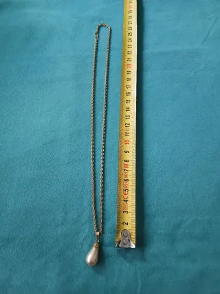 Cadena dorada con colgante perla lágrima