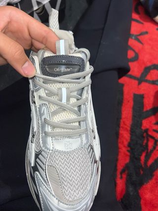 Zapatilla Deportiva Plata y Blanca