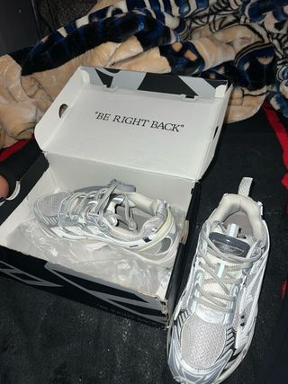 Zapatilla Deportiva Plata y Blanca