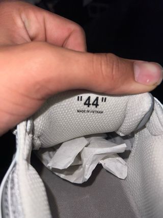 Zapatilla Deportiva Plata y Blanca