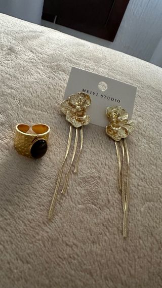 Anillo y pendientes Meiyi Studio dorados