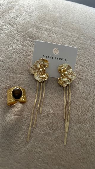 Anillo y pendientes Meiyi Studio dorados