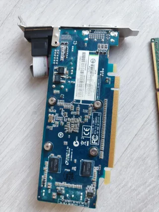 Tarjeta Gráfica y 3 Módulos RAM