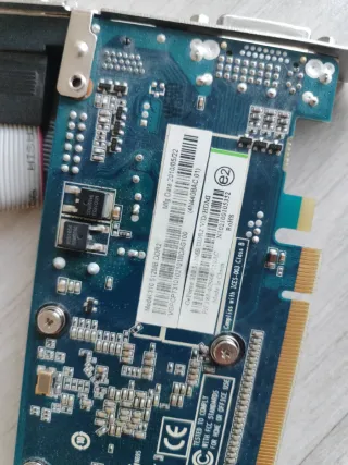 Tarjeta Gráfica y 3 Módulos RAM