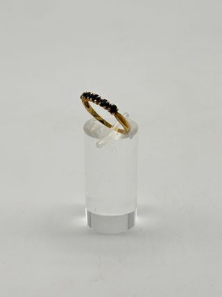 01-0136 ANILLO DE ORO CON PIEDRAS OSCURAS