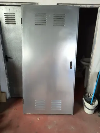 Puerta chapa galvanizada trastero
