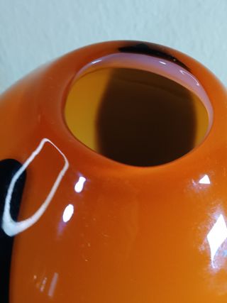 Jarrón de cristal naranja y negro