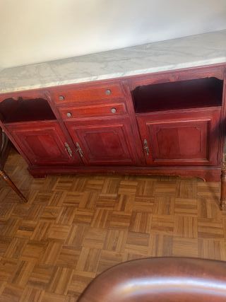Mueble de salón de madera y mármol