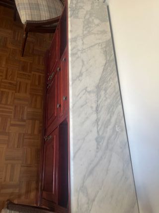 Mueble de salón de madera y mármol