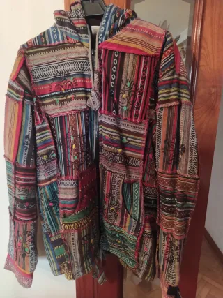 Chaqueta con capucha patchwork multicolor