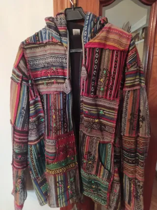 Chaqueta con capucha patchwork multicolor
