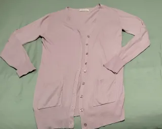 Rebeca rosa botones y bolsillos