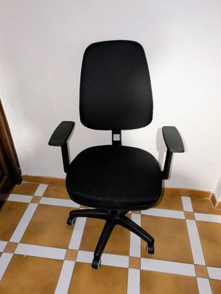 Silla de oficina negra