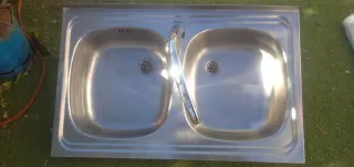 Fregadero doble seno de acero inoxidable con grifo