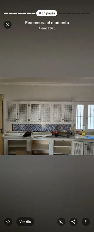 Mueble de pared con celosía