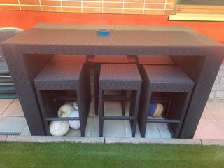 Tavolo da esterno in rattan, metallo e plastica