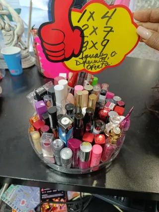 Lote de cosméticos: labiales, máscaras, iluminador