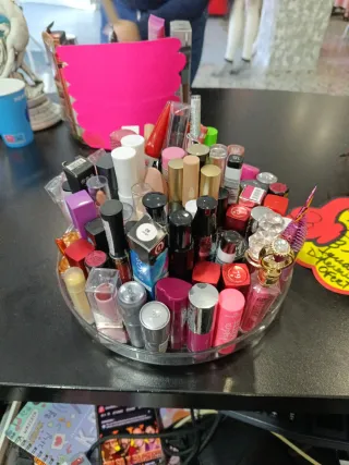 Lote de cosméticos: labiales, máscaras, iluminador