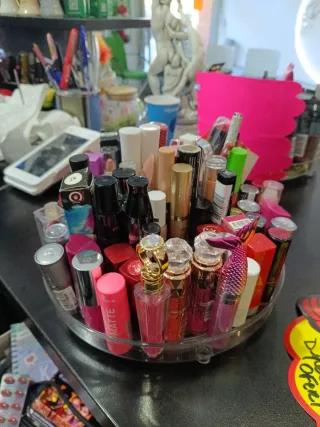 Lote de cosméticos: labiales, máscaras, iluminador