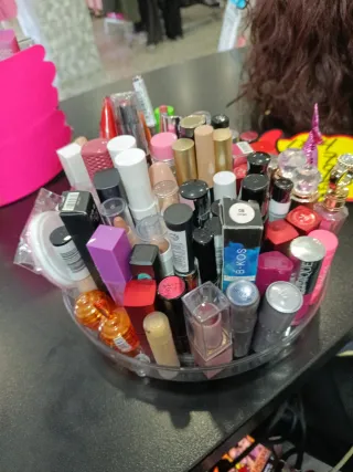 Lote de cosméticos: labiales, máscaras, iluminador