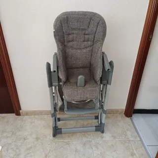 Trona de bebé gris con bandeja