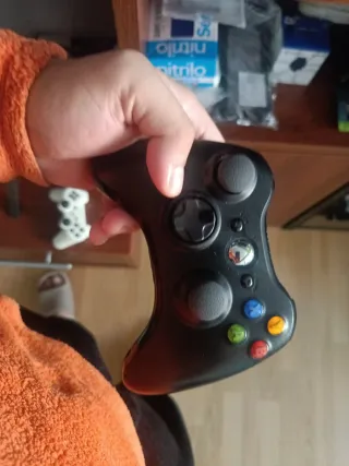 Xbox 360 con mando y juegos