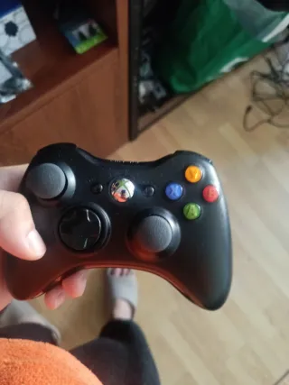 Xbox 360 con mando y juegos