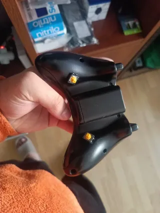 Xbox 360 con mando y juegos