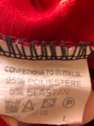 Crop top rojo y negro con cremallera