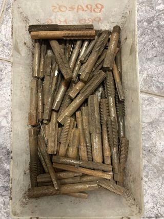 Caja de machos de roscar