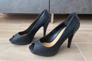 Zapatos de tacón negros con tachuelas