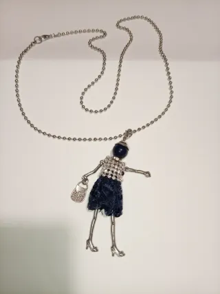 Collana lunga vintage con ciondolo bambola