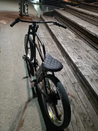 Bicicleta Eléctrica Custom Negra