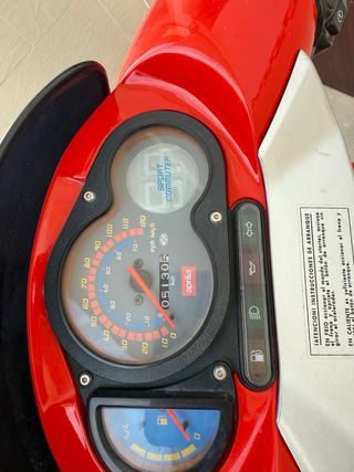Moto Scooter Aprilia Roja y Negra