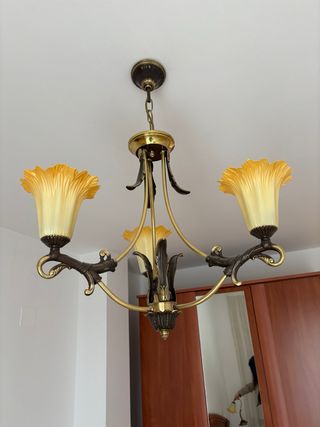 Lámpara de techo dorada con tulipas amarillas