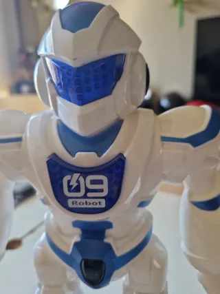 Robot de juguete blanco y azul