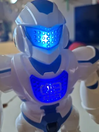 Robot de juguete blanco y azul