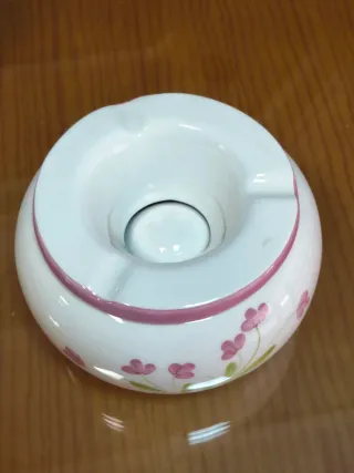 Lote 2 jarrones bola, 3 joyeros, 2 ceniceros