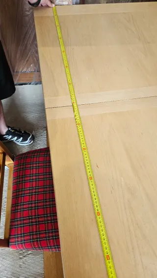 Mesa y 4 sillas de madera