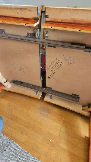 Mesa y 4 sillas de madera