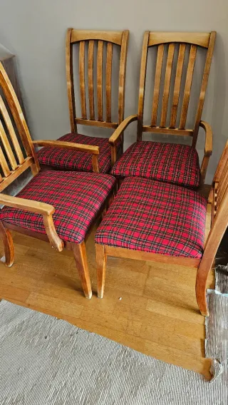 Mesa y 4 sillas de madera