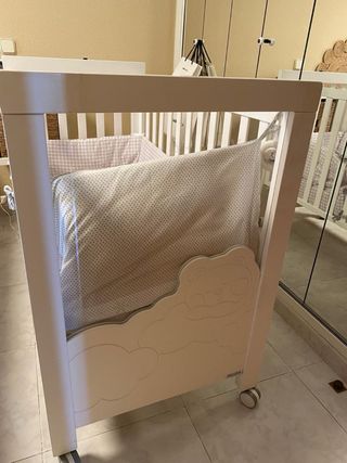 Cuna de bebé blanca con protector