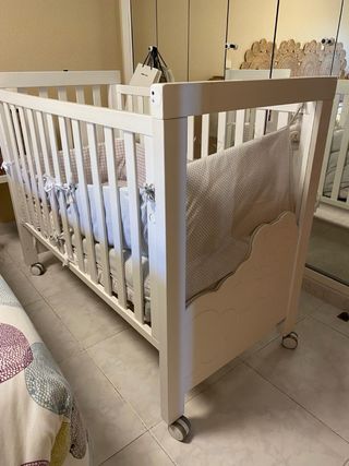 Cuna de bebé blanca con protector
