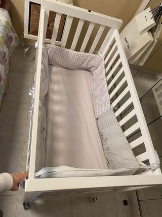 Cuna de bebé blanca con protector