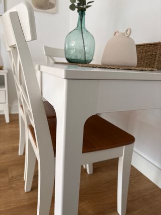 Mesa extensible y 4 sillas blancas
