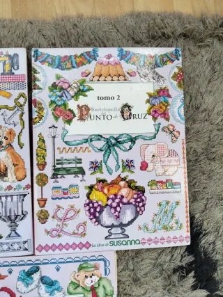 Libro de punto de cruz con múltiples dibujos