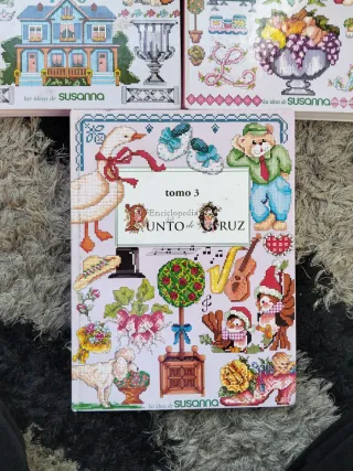 Libro de punto de cruz con múltiples dibujos