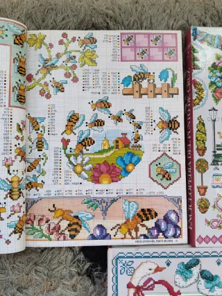Libro de punto de cruz con múltiples dibujos