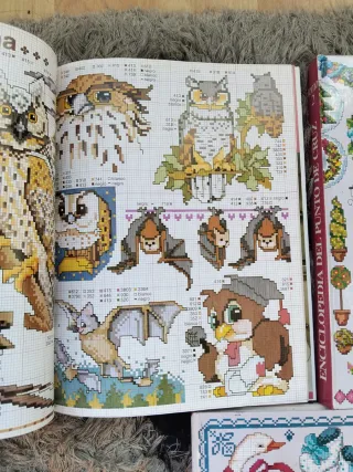 Libro de punto de cruz con múltiples dibujos
