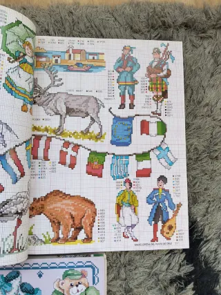 Libro de punto de cruz con múltiples dibujos